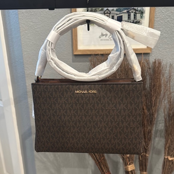 Michael Kors Dark Brown Signature Crossbody - Picture 1 of 4
